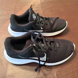 Nike Women’s Black and White Sneakers